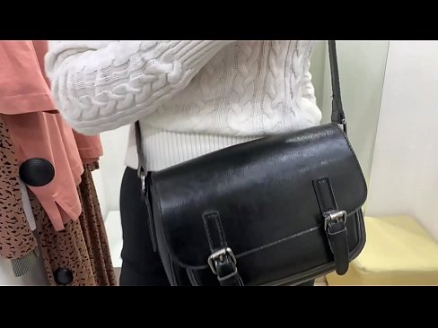 ❤️ Masturbasyona giştî ya keçika ciwan FeralBerry bi dilopek li jûreya fitarê ️❌ Vîdyoyê qijkî li me ku.mailkassa.ru ❌❤